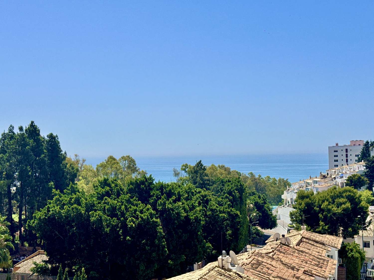 FANTASTICO ADOSADO COMPLETAMENTE REFORMADO CON BONITAS VISTAS AL MAR