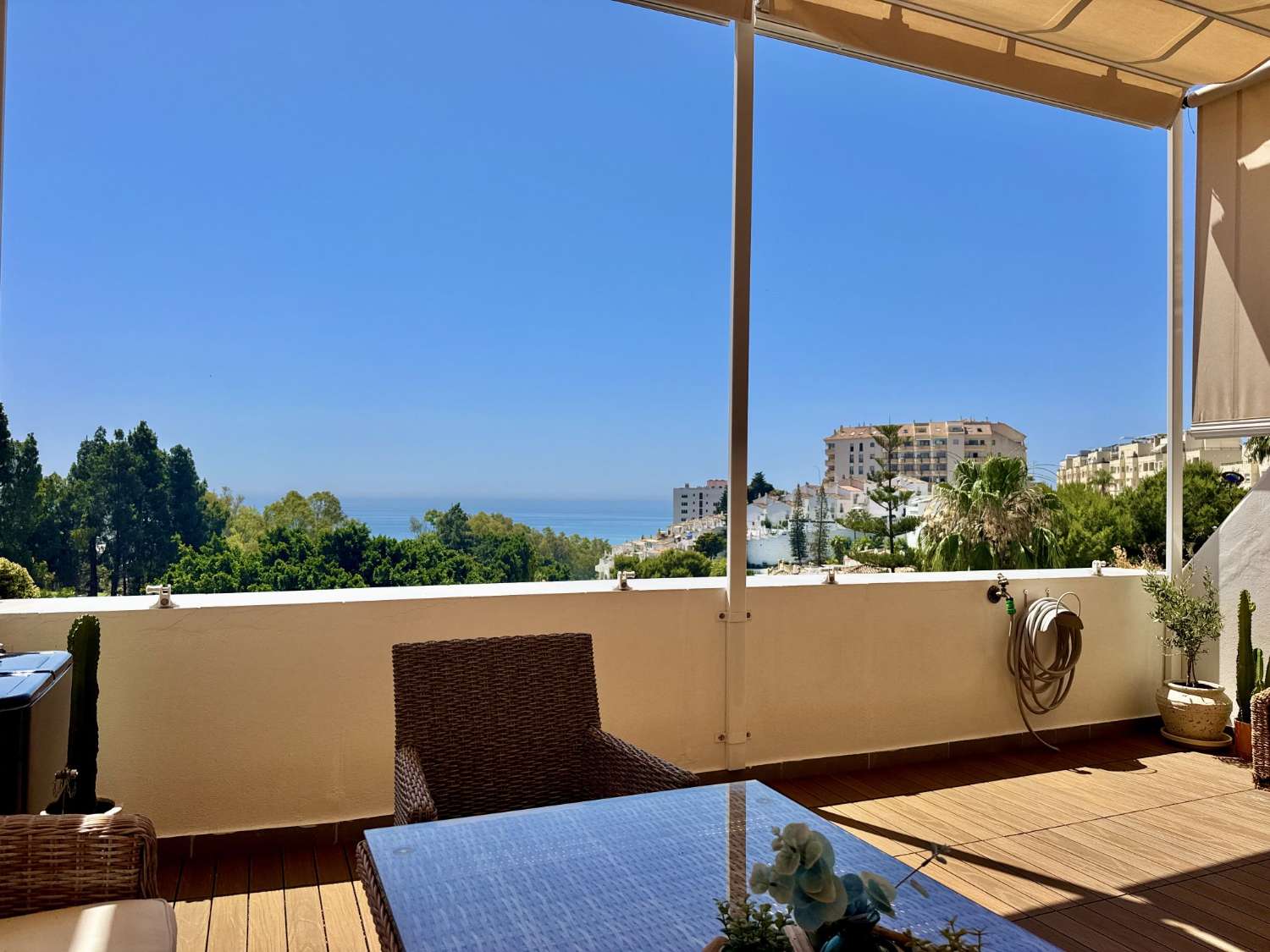 FANTASTICO ADOSADO COMPLETAMENTE REFORMADO CON BONITAS VISTAS AL MAR
