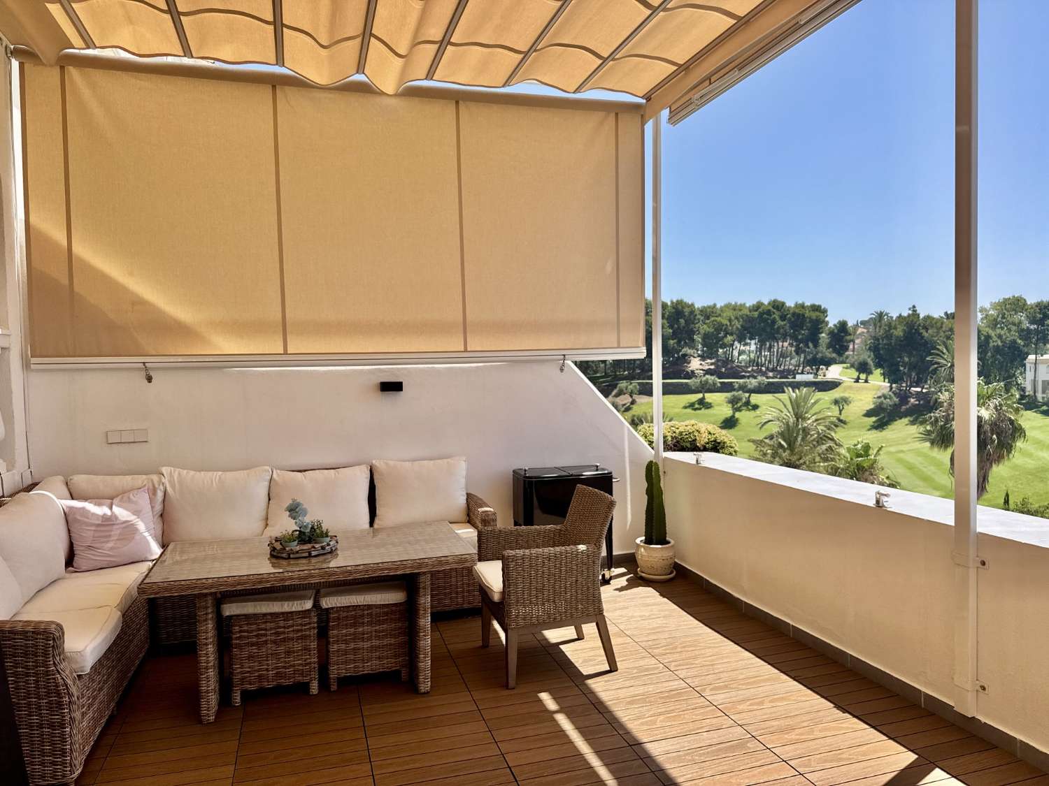 FANTASTICO ADOSADO COMPLETAMENTE REFORMADO CON BONITAS VISTAS AL MAR