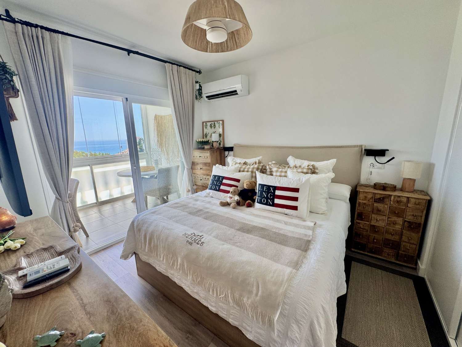 FANTASTICO ADOSADO COMPLETAMENTE REFORMADO CON BONITAS VISTAS AL MAR