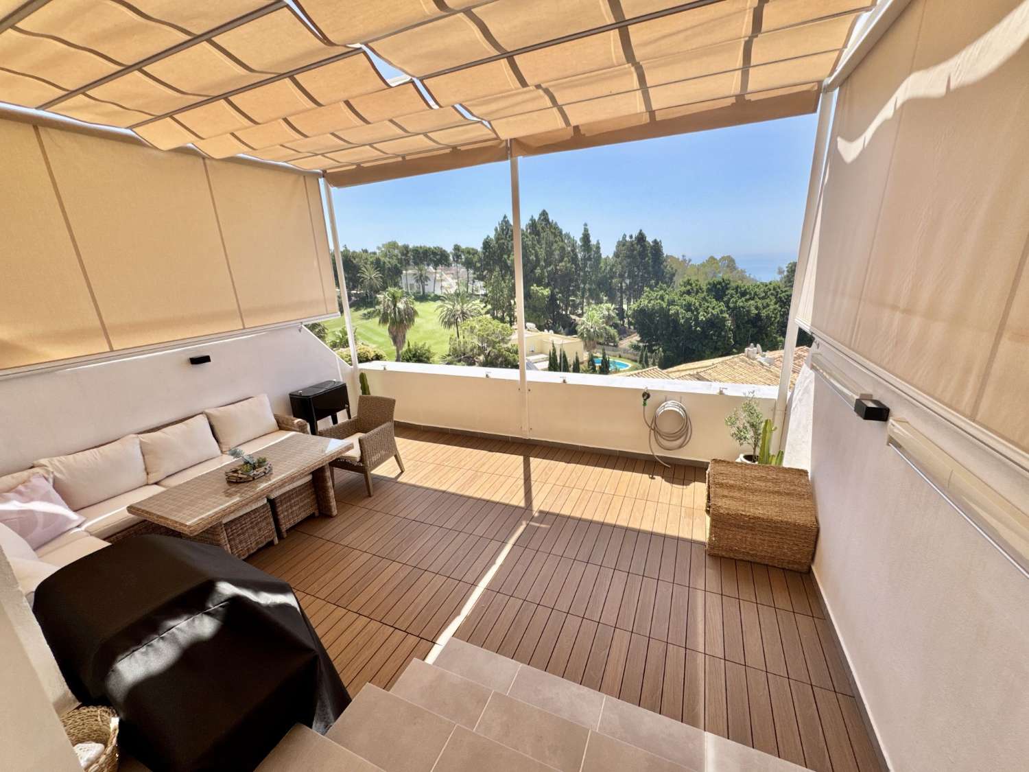 FANTASTICO ADOSADO COMPLETAMENTE REFORMADO CON BONITAS VISTAS AL MAR