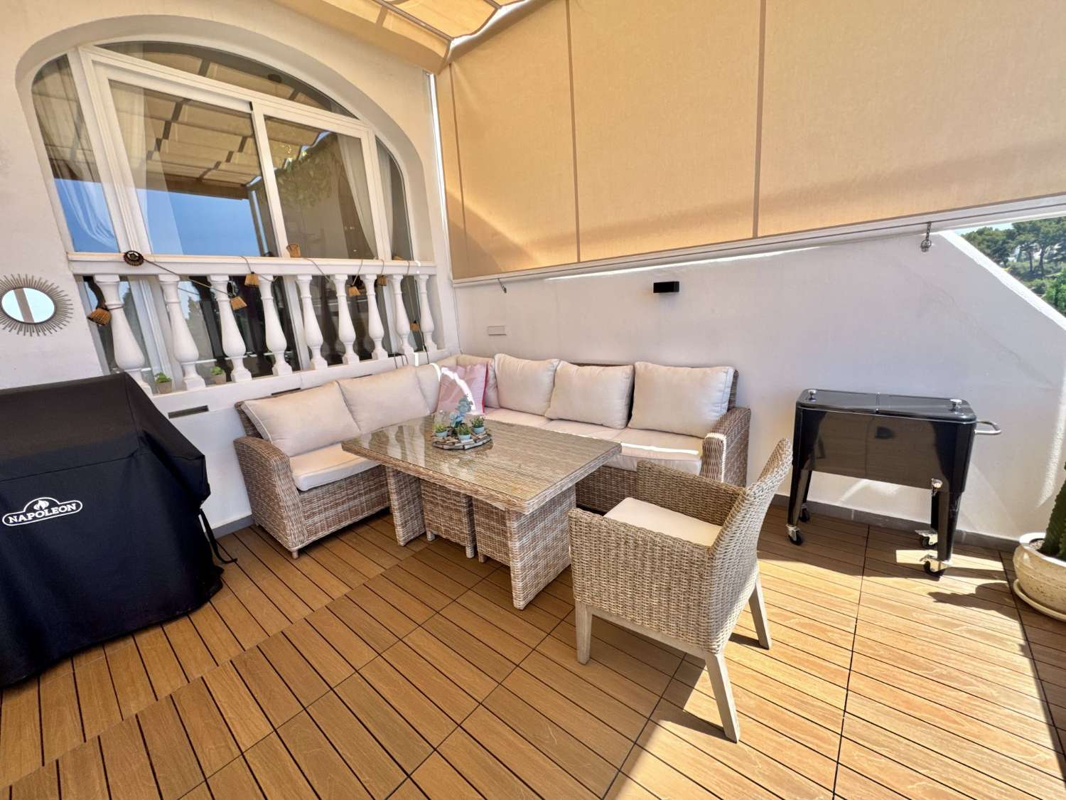 FANTASTICO ADOSADO COMPLETAMENTE REFORMADO CON BONITAS VISTAS AL MAR