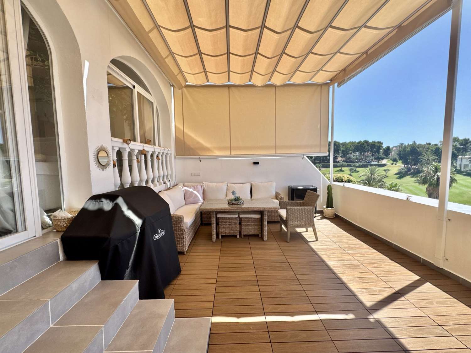 FANTASTICO ADOSADO COMPLETAMENTE REFORMADO CON BONITAS VISTAS AL MAR