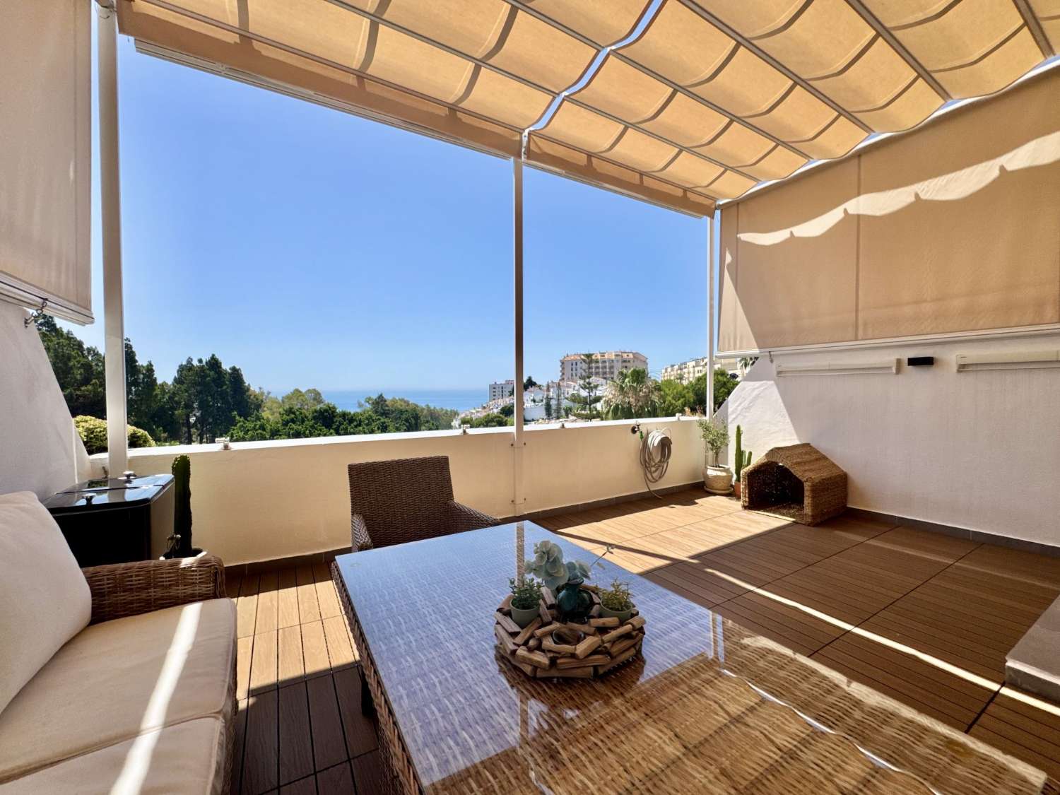 FANTASTICO ADOSADO COMPLETAMENTE REFORMADO CON BONITAS VISTAS AL MAR