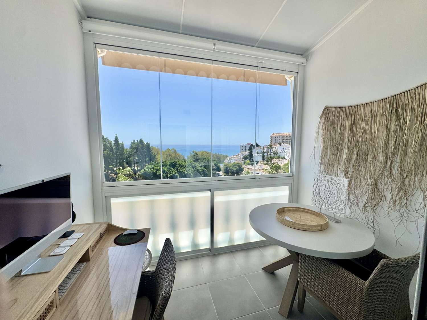 FANTASTICO ADOSADO COMPLETAMENTE REFORMADO CON BONITAS VISTAS AL MAR