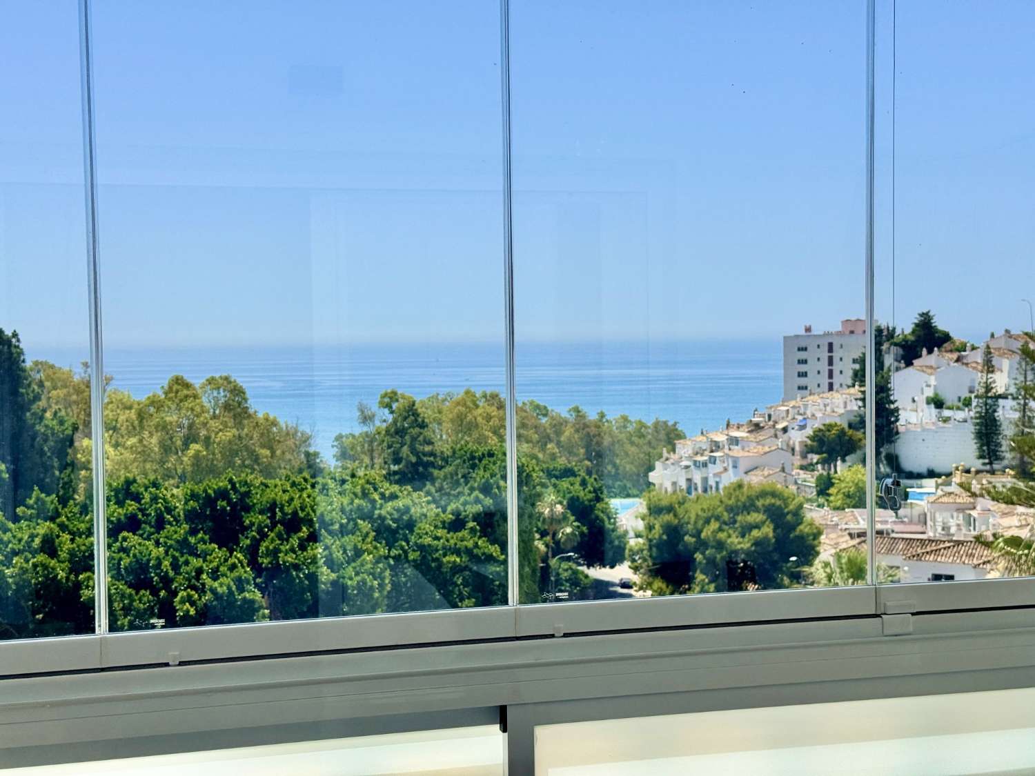 FANTASTICO ADOSADO COMPLETAMENTE REFORMADO CON BONITAS VISTAS AL MAR
