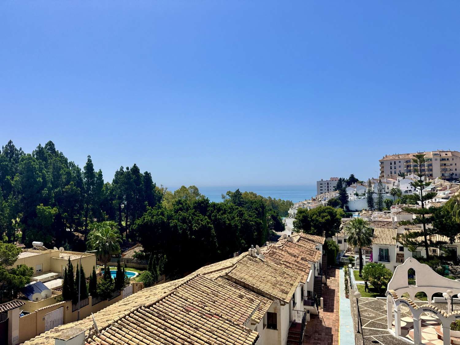 FANTASTICO ADOSADO COMPLETAMENTE REFORMADO CON BONITAS VISTAS AL MAR