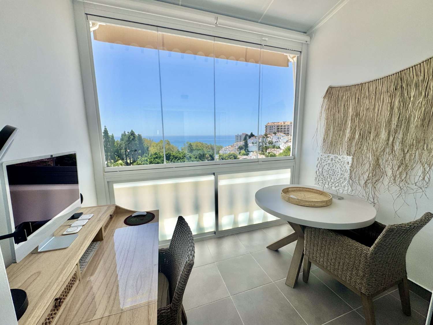 FANTASTICO ADOSADO COMPLETAMENTE REFORMADO CON BONITAS VISTAS AL MAR