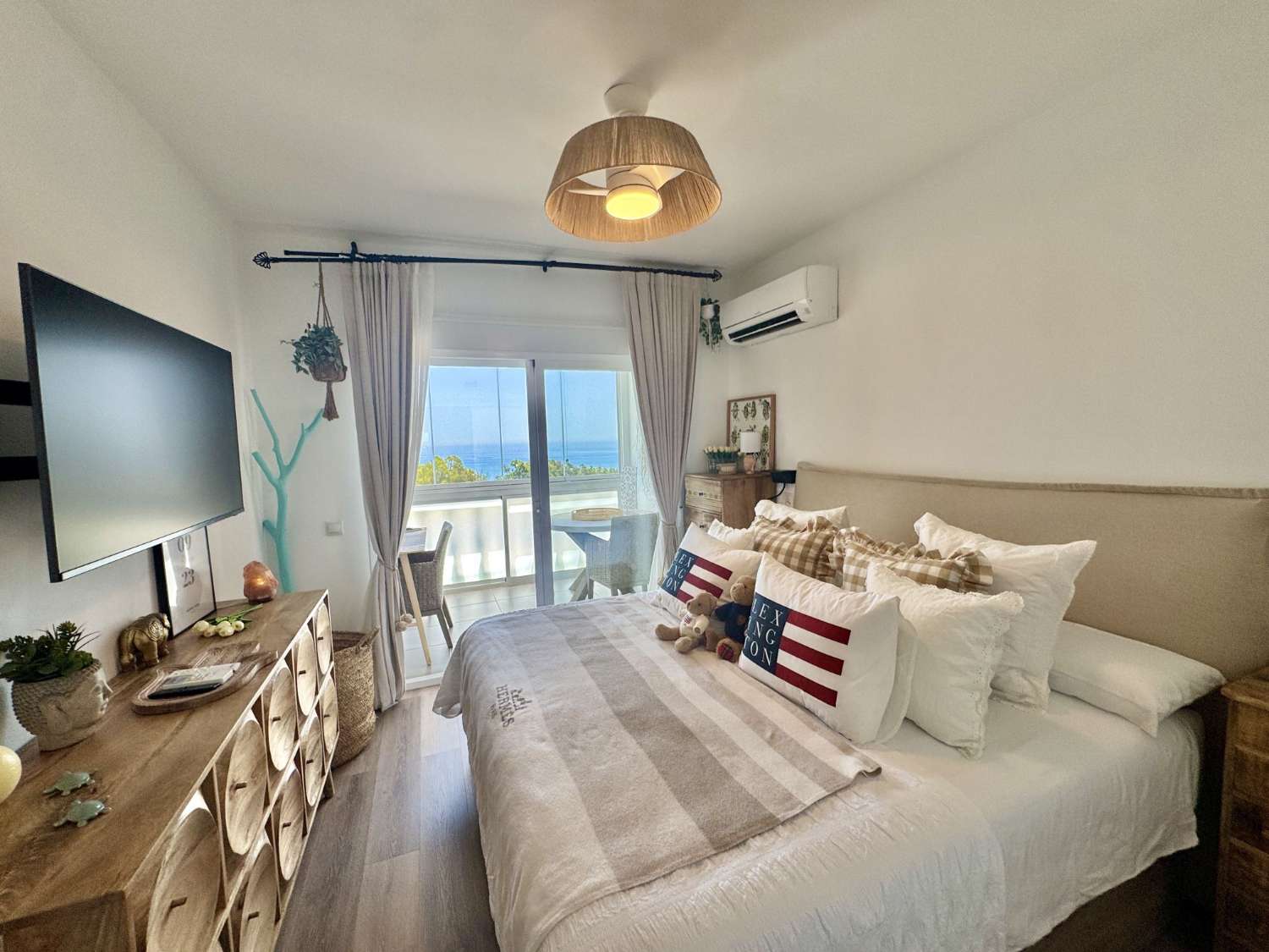 FANTASTICO ADOSADO COMPLETAMENTE REFORMADO CON BONITAS VISTAS AL MAR