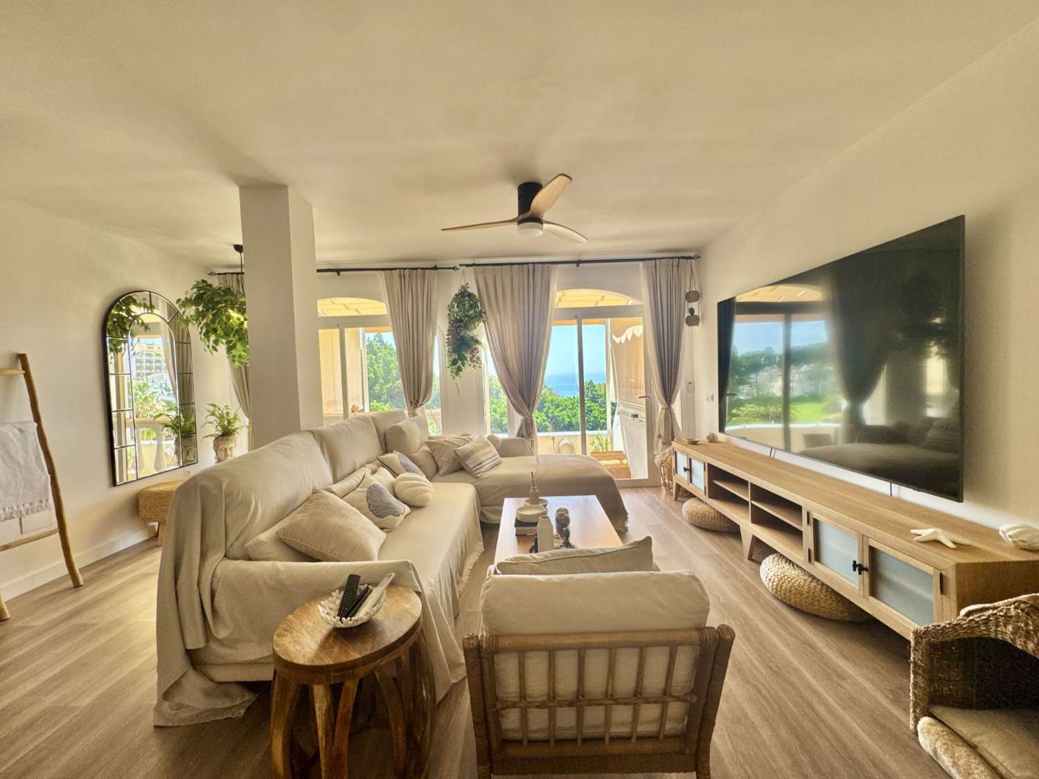 FANTASTICO ADOSADO COMPLETAMENTE REFORMADO CON BONITAS VISTAS AL MAR