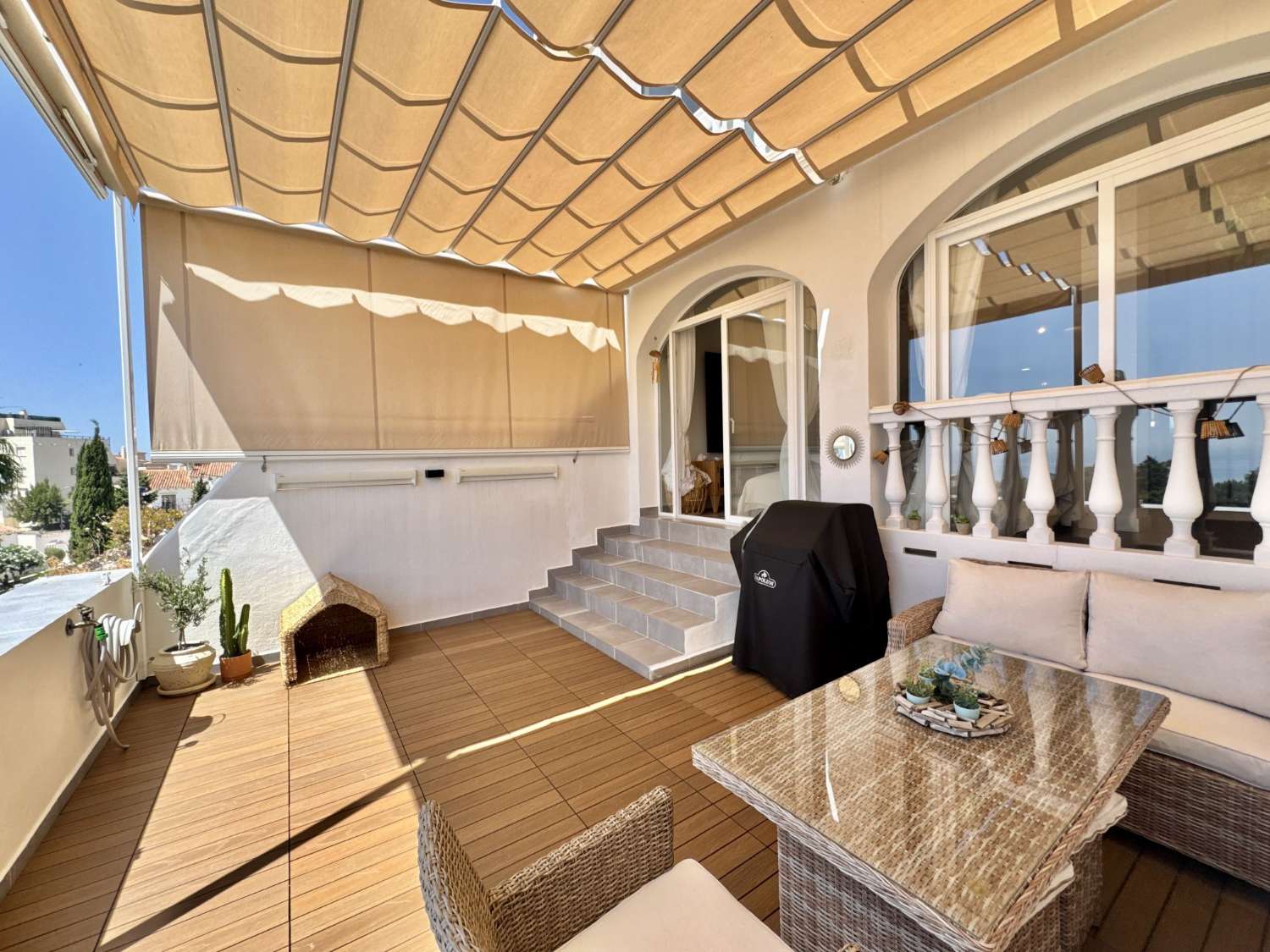 FANTASTICO ADOSADO COMPLETAMENTE REFORMADO CON BONITAS VISTAS AL MAR
