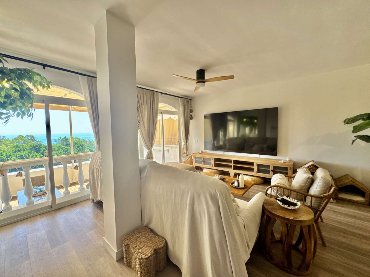 FANTASTICO ADOSADO COMPLETAMENTE REFORMADO CON BONITAS VISTAS AL MAR