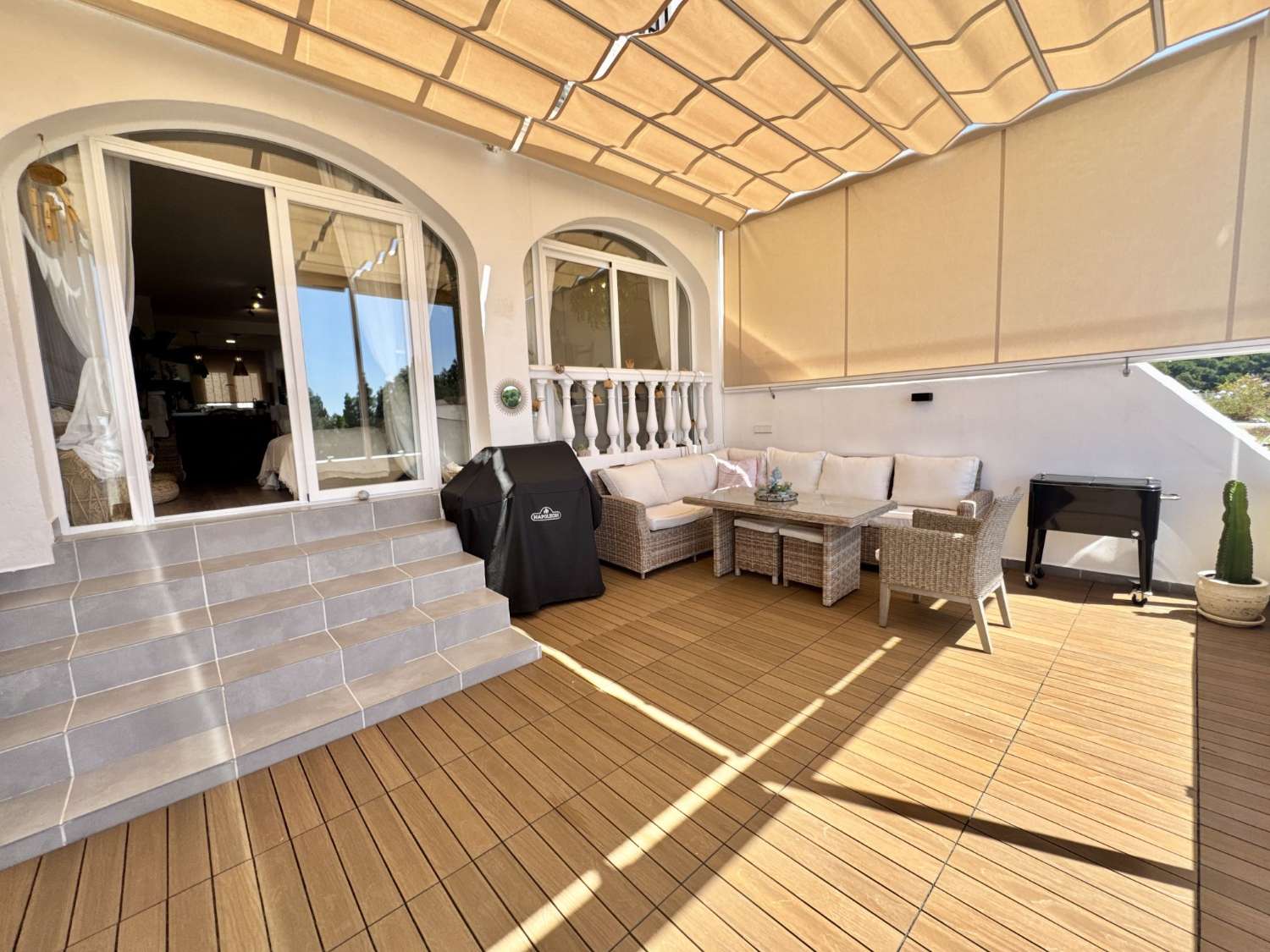 FANTASTICO ADOSADO COMPLETAMENTE REFORMADO CON BONITAS VISTAS AL MAR