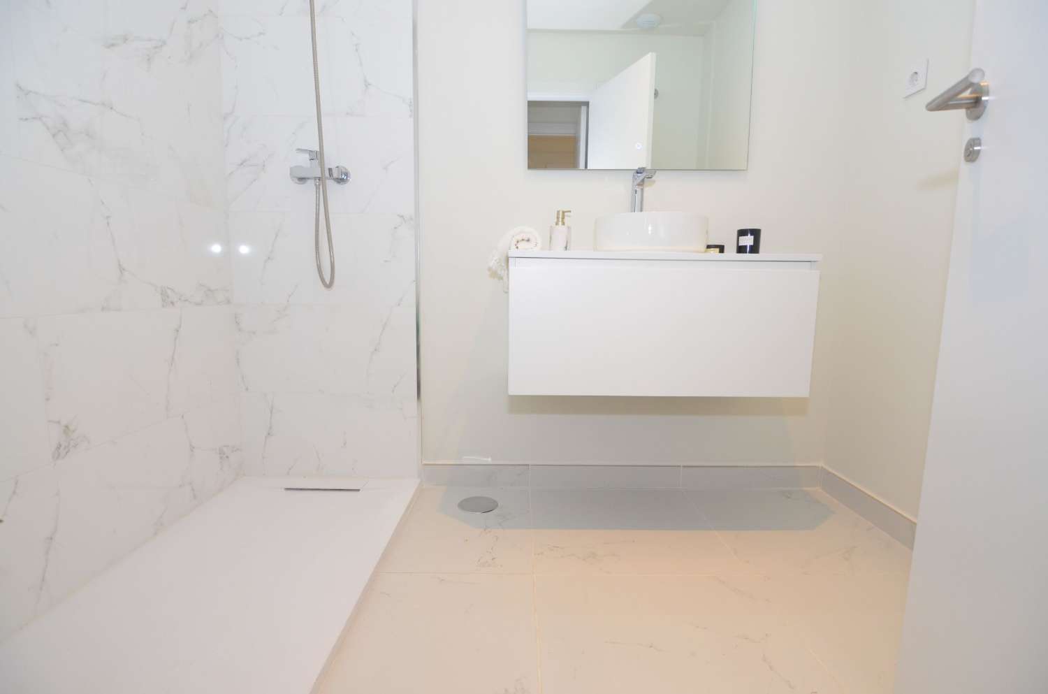 FABULOSA VIVIENDA A ESTRENAR  DE SO DORMITORIOS CON VISTAS AL MAR